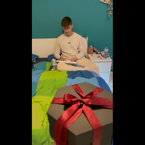 Geschenkbox mit explodierender Bilderwand