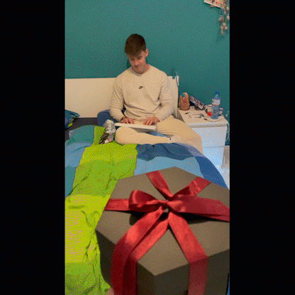 Geschenkbox mit explodierender Bilderwand